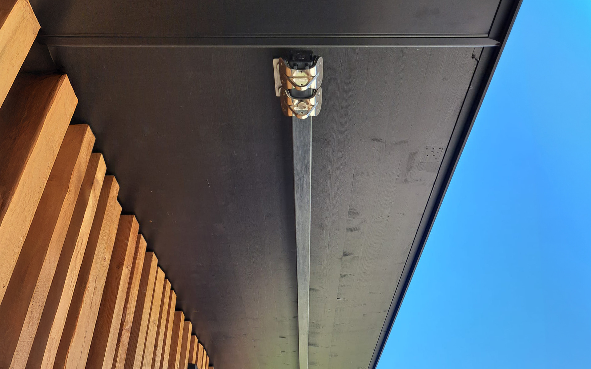 H-RAIL is a track system designed for working at height and facade maintenance 